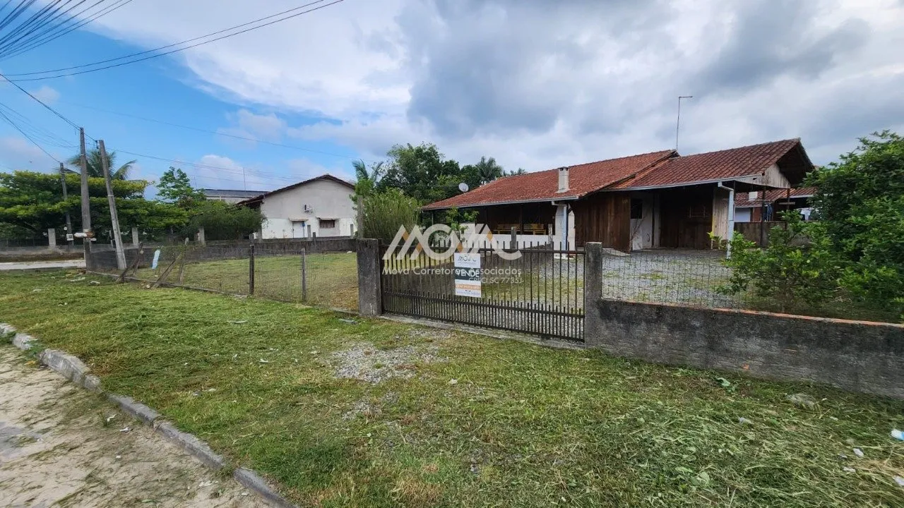 Imagem Casa localizada na Vila da Glória, em terreno de esquina, a aproximadamente 150 metros da praia.

S...