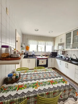 Imagem Casa em condomínio fechado com três suítes e área gourmet a venda em Patamares
