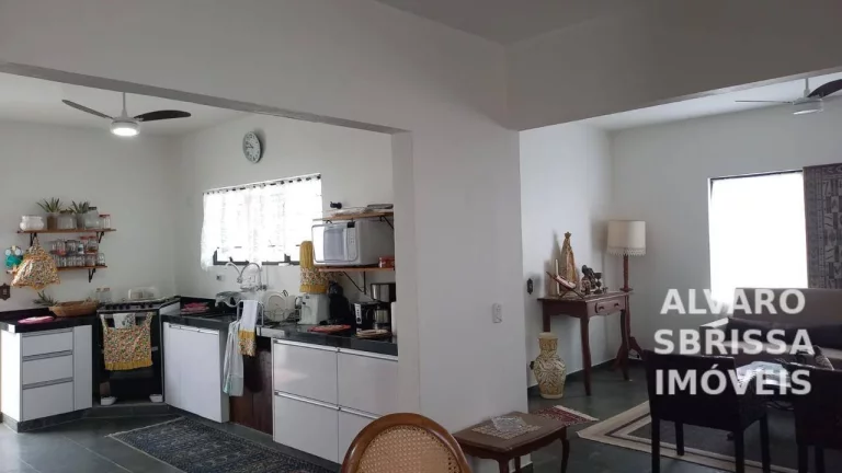 Imagem Casa Espaçosa com 3 Quartos, Suíte, Churrasqueira e Garagem para 4 Carros – Conforto e Praticidade para Sua Família!