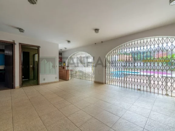 Imagem VENDO CASA CIDADE JARDIM - Próximo à Praça Alfredo Volpi. A casa possui 04 suítes sendo uma master e uma suíte com sala íntima, living para três am