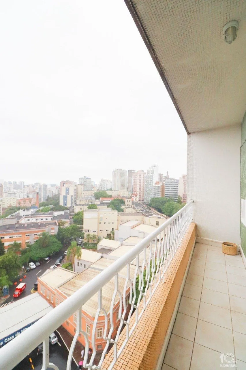 Imagem Apartamento á venda com 3 dormitórios com 1 suíte com sacada + 2 sacadas na sala e living, 233,85M² e 1 vaga de garagem escriturada e coberta, no Bairro Independência em Porto Alegre.