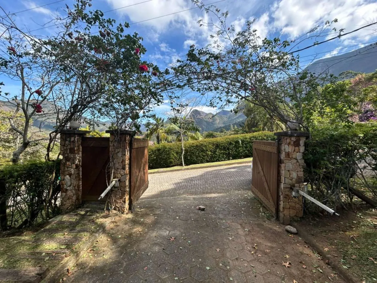 Imagem Casa em Condomínio para Venda em Petrópolis / RJ no bairro Araras