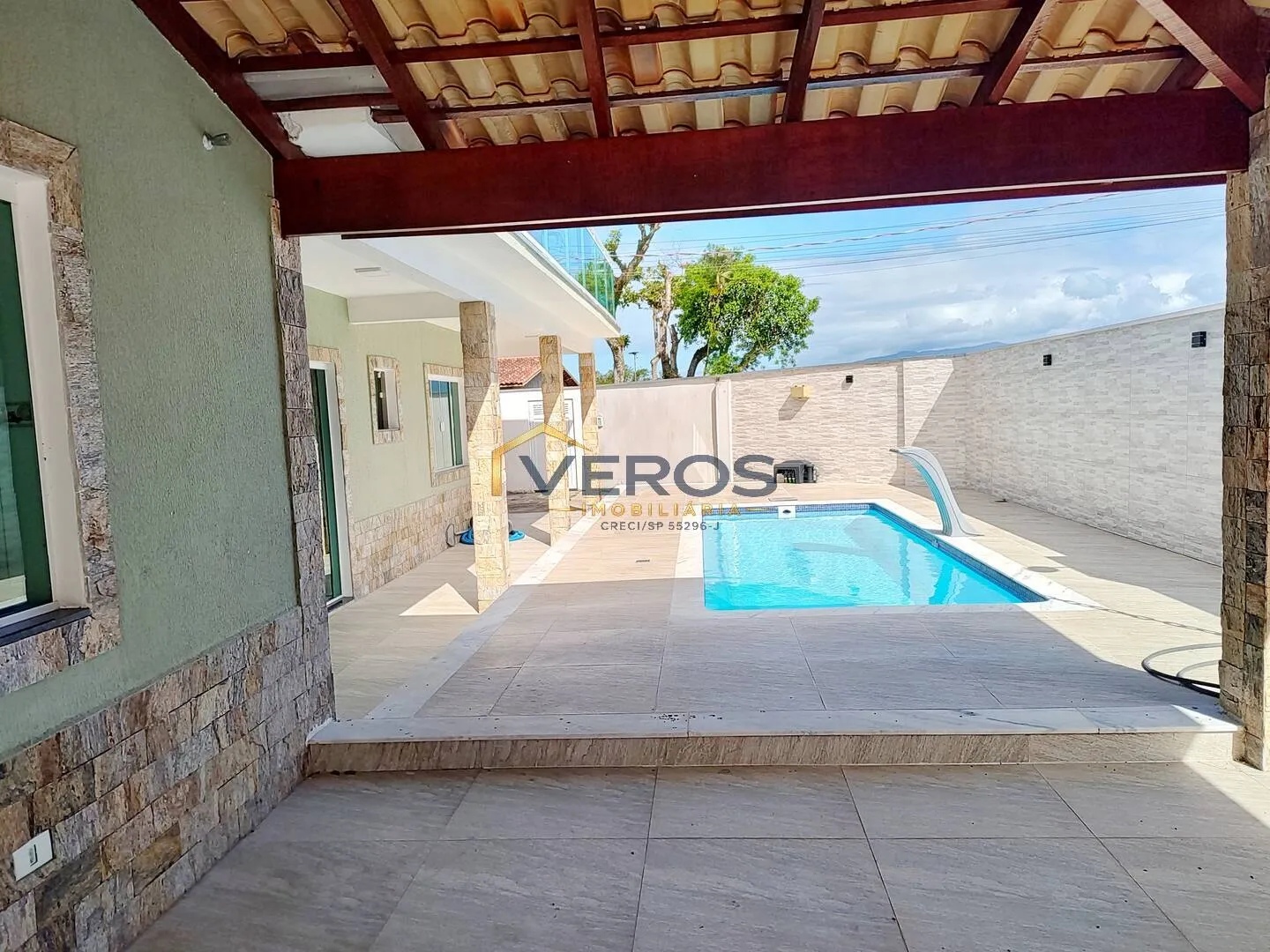 Imagem Casa com piscina e 03 dormitórios, sendo 02 suítes em Caraguatatuba