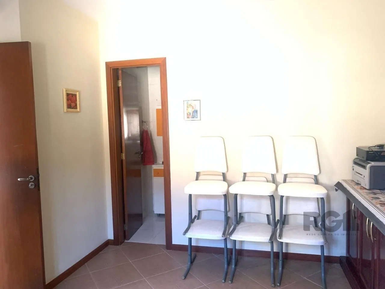 Imagem Casa com 3 quartos, 1 suíte, 3 vagas e 182m² para vender por R$ 890.000