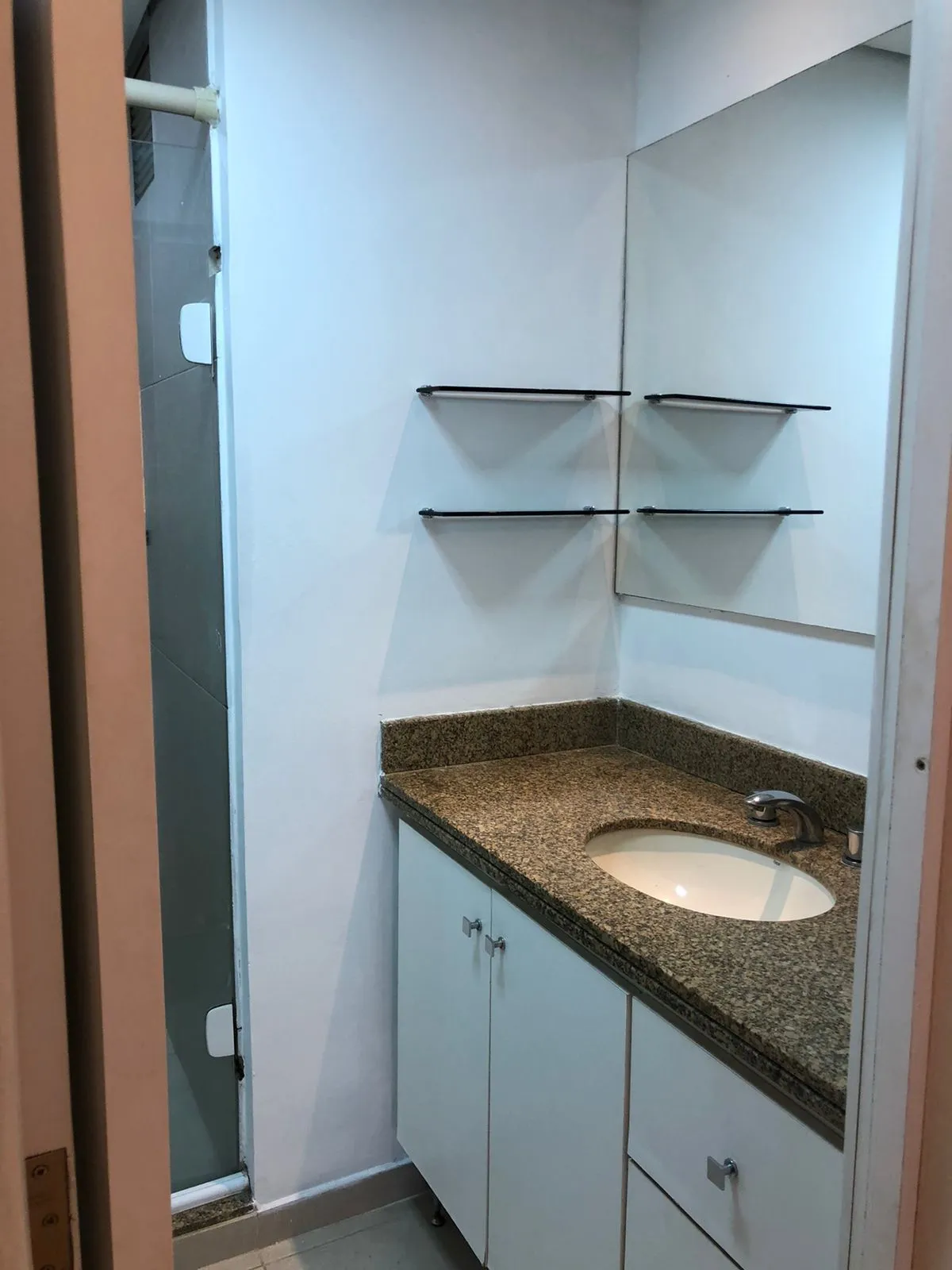 Imagem Vende ou aluga no bairro Menino Deus, com garagem, apartamento de 03 dormitórios, suíte, living 02 ambientes, com sacada e churrasqueira