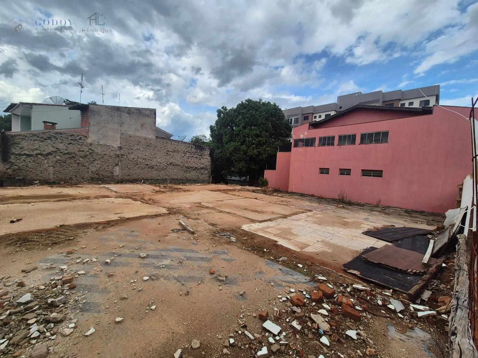 Imagem Terreno de Esquina com Alta Visibilidade - Ideal para Empreendimento!
