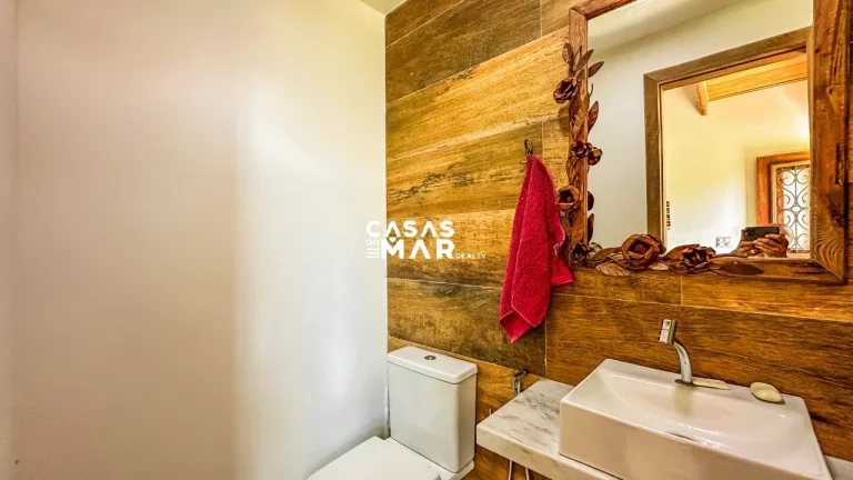 Imagem Casa moderna em condomínio à venda em Búzios-RJ, 3 suítes, 4 banheiros, 2 vagas, 250m² na Baía Formosa. Aproveite!