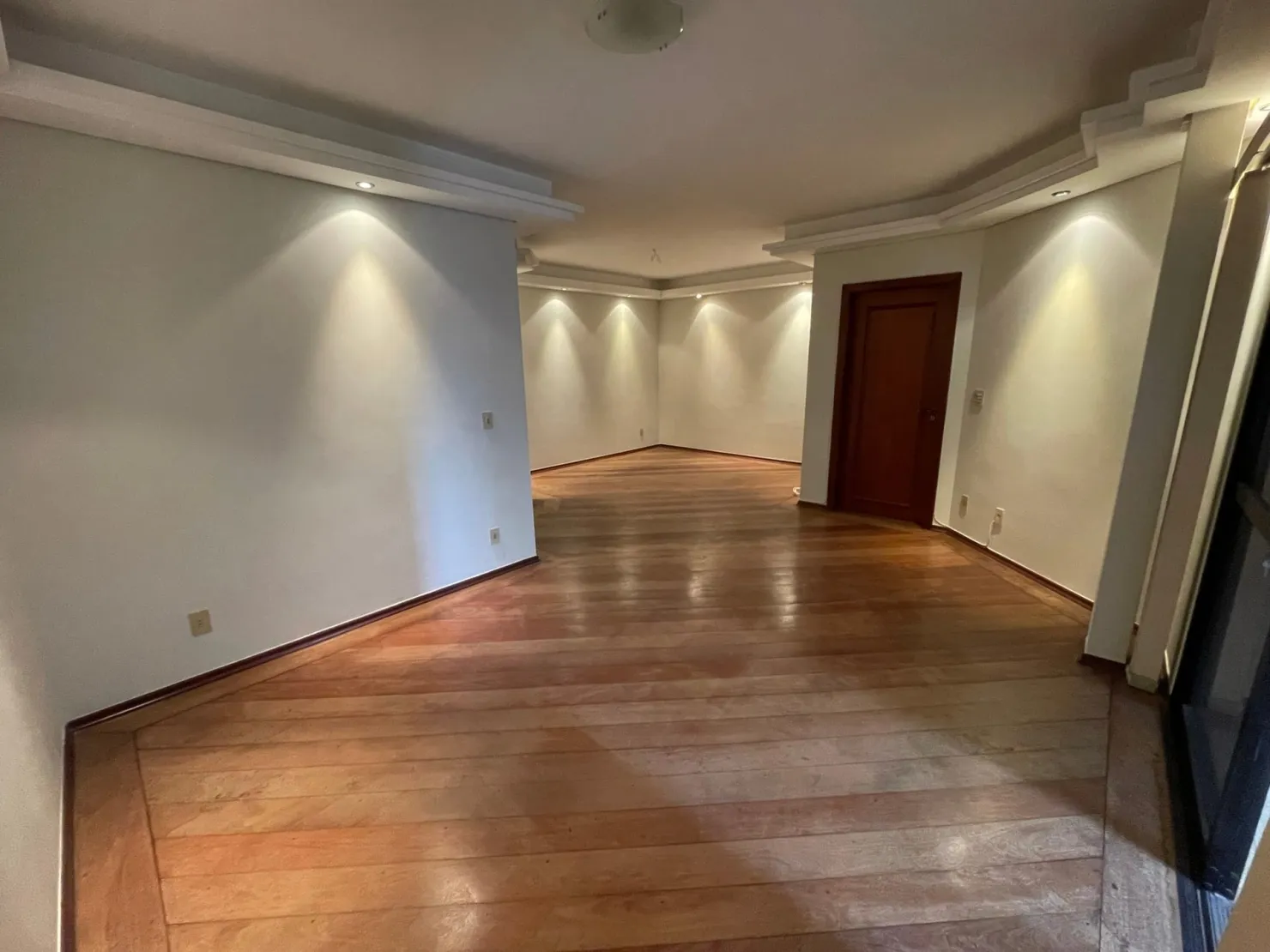 Imagem Apartamento à venda 3 Quartos, 1 Suite, 2 Vagas, 187M², Centro, Taubaté - SP | Condomínio Village Residence