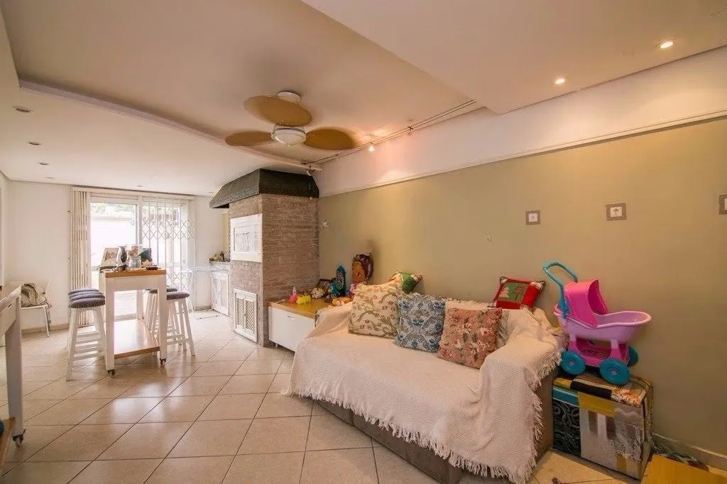 Imagem Casa de esquina com 6 dormitórios, 430m², piscina, 4 vagas