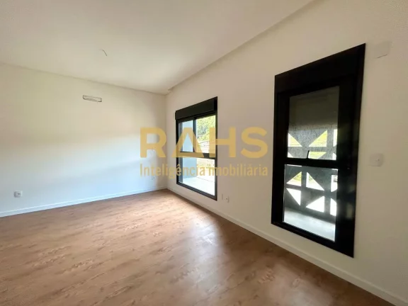 Imagem Ótimo sobrado geminado de ponta, novo, localizado no bairro Glória em Joinville, próximo a Confei...