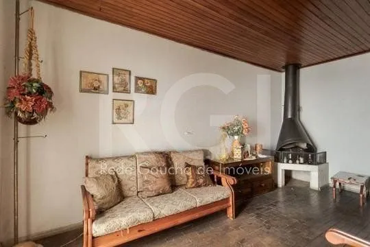 Imagem Casa composta por seis(6) dormitórios, no bairro Passo da Areia em Porto Alegre/RS.