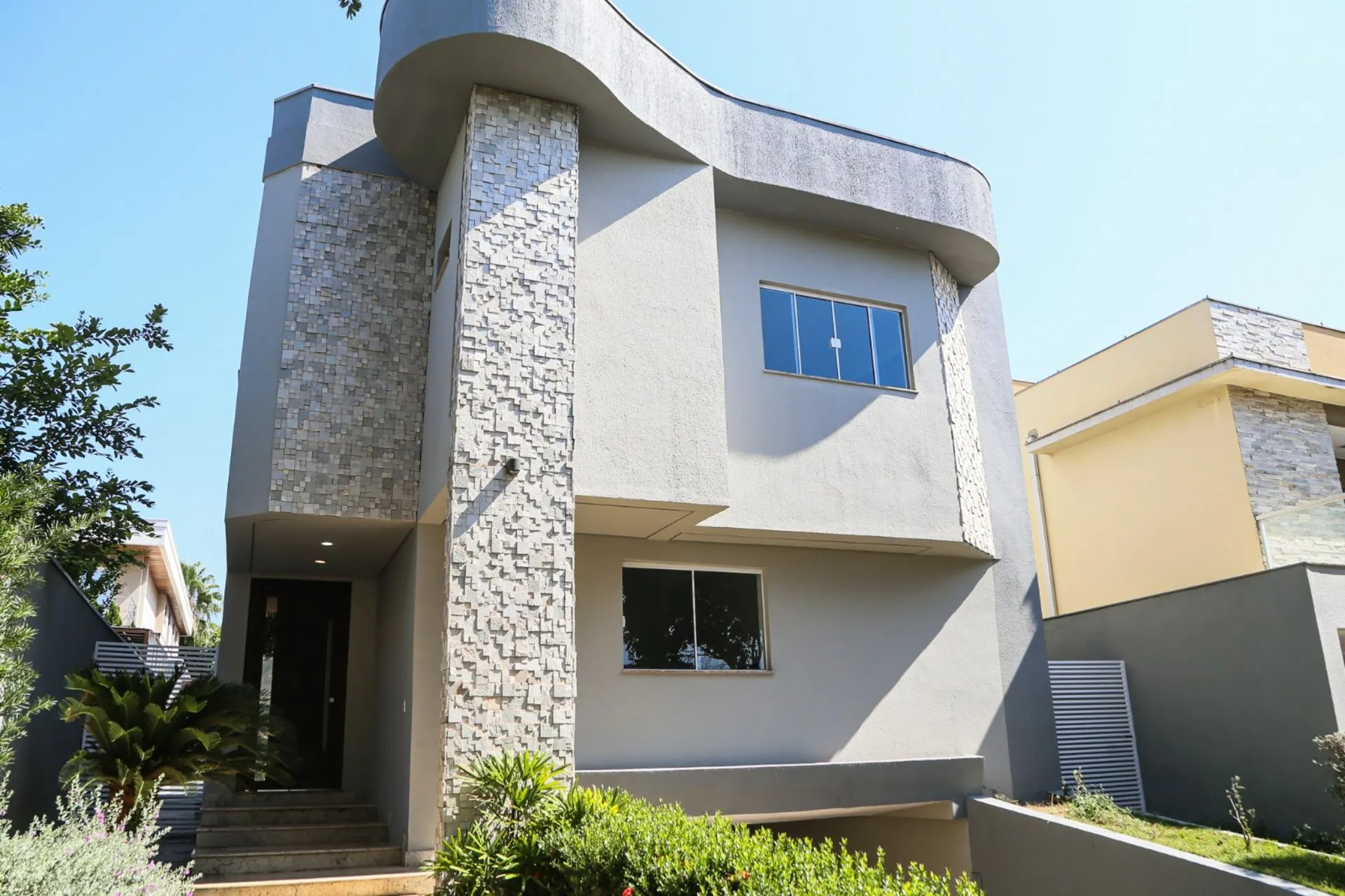 Foto do imóvel Sobrado Moderno de Alto Padrão - 5 Qts (2 Suítes), piscina. em Avenida B.
