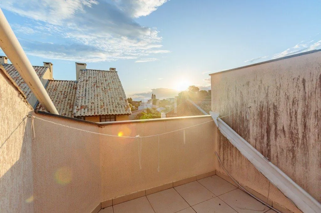 Imagem Casa 160m² - 3 dormitórios, 1 suíte, churrasqueira, terraço e 2 vagas de garagem no Guarujá