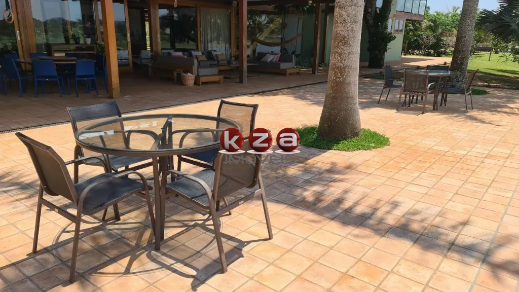 Imagem Imponente mansão de luxo no Condomínio Quinta do Lago em Avaré-SP: 6 quartos, 6 suítes, 4 salas, 8 banheiros, 10 vagas de garagem, 1.096m² de área.