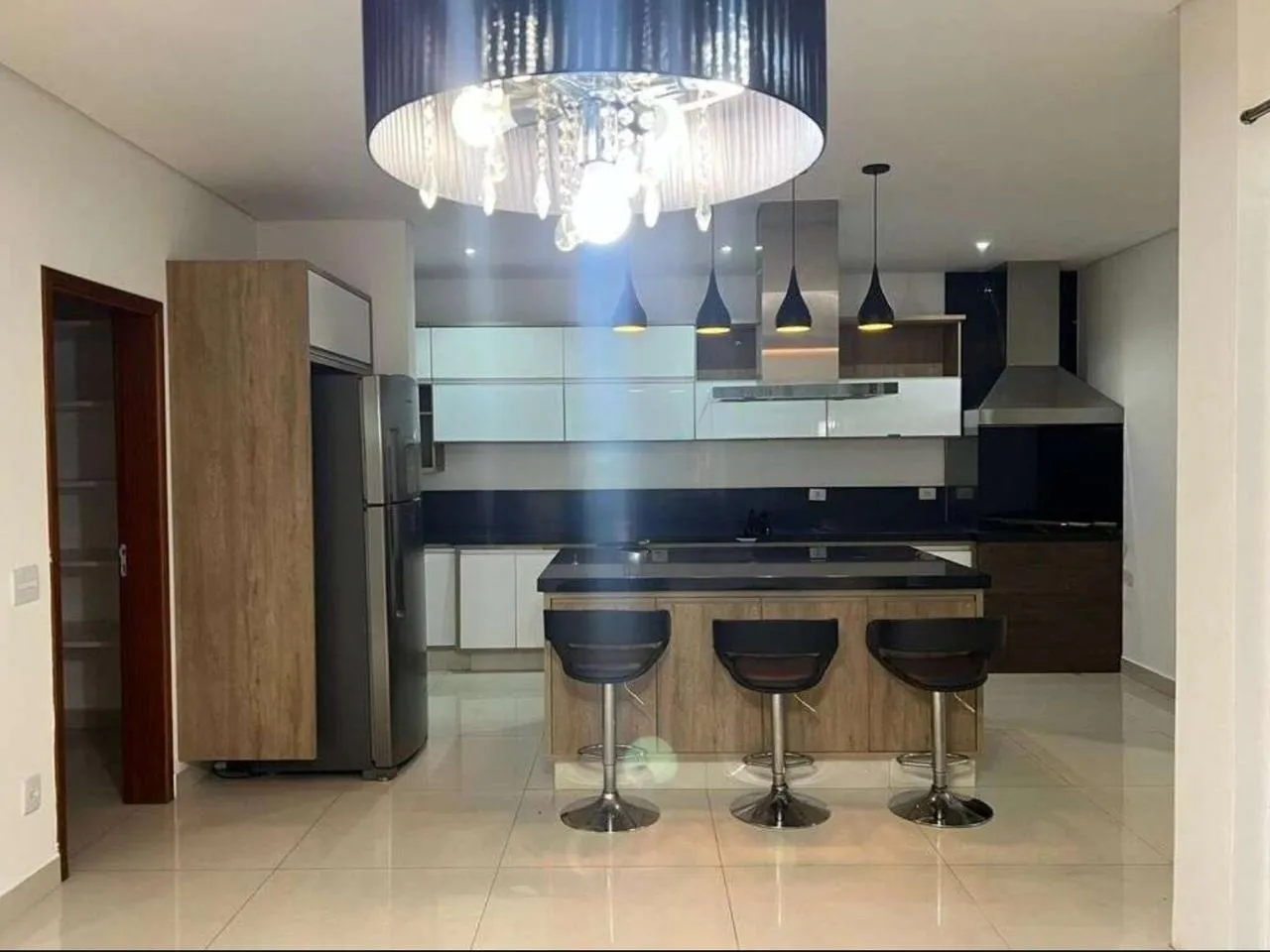Imagem Excelente oportunidade de locação: Casa em condomínio de 3 quartos, 3 suítes, 4 salas, 4 vagas na cidade de Sorocaba-SP, bairro Iporanga