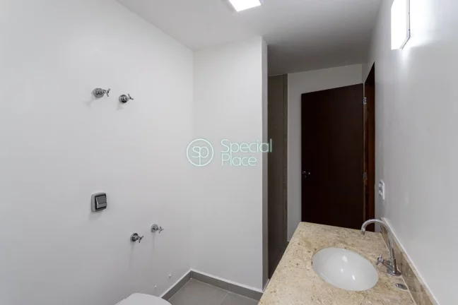 Imagem Apartamento com 134m² de área útil. São 3 dormitórios ( 1 suíte ) e 1 vaga de garagem. Living ...