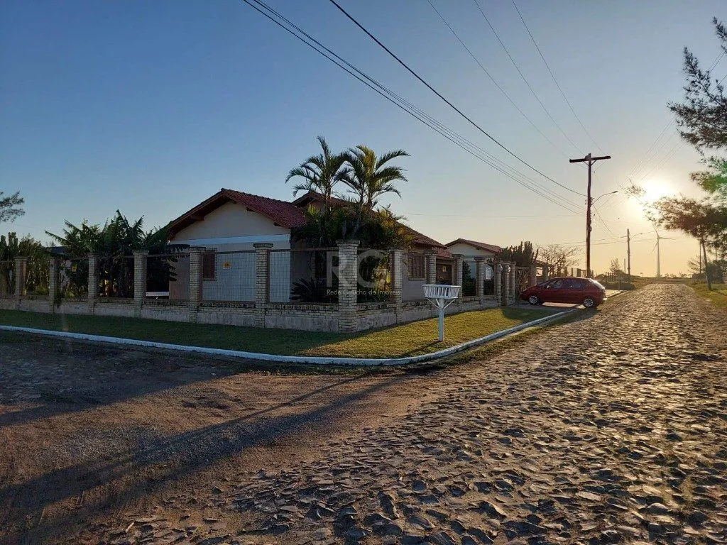 Imagem Casa para Venda - 160m², 3 dormitórios, sendo 1 suites, 4 vagas - Tramandaí
