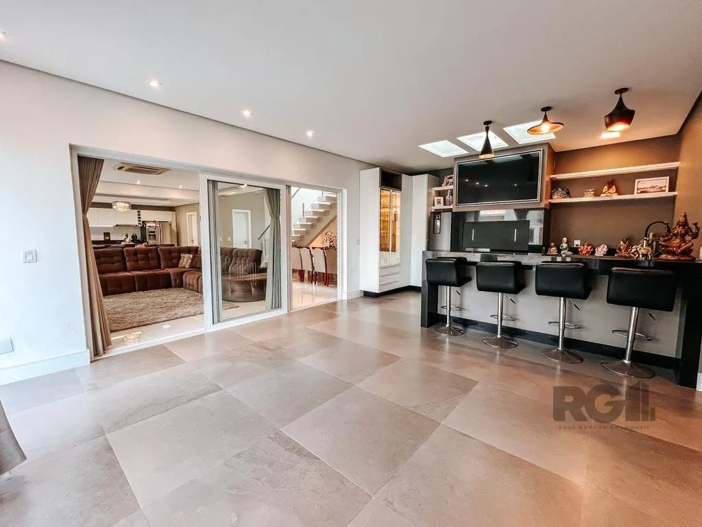 Imagem Excelente residência com aproximadamente 242m² privativos,