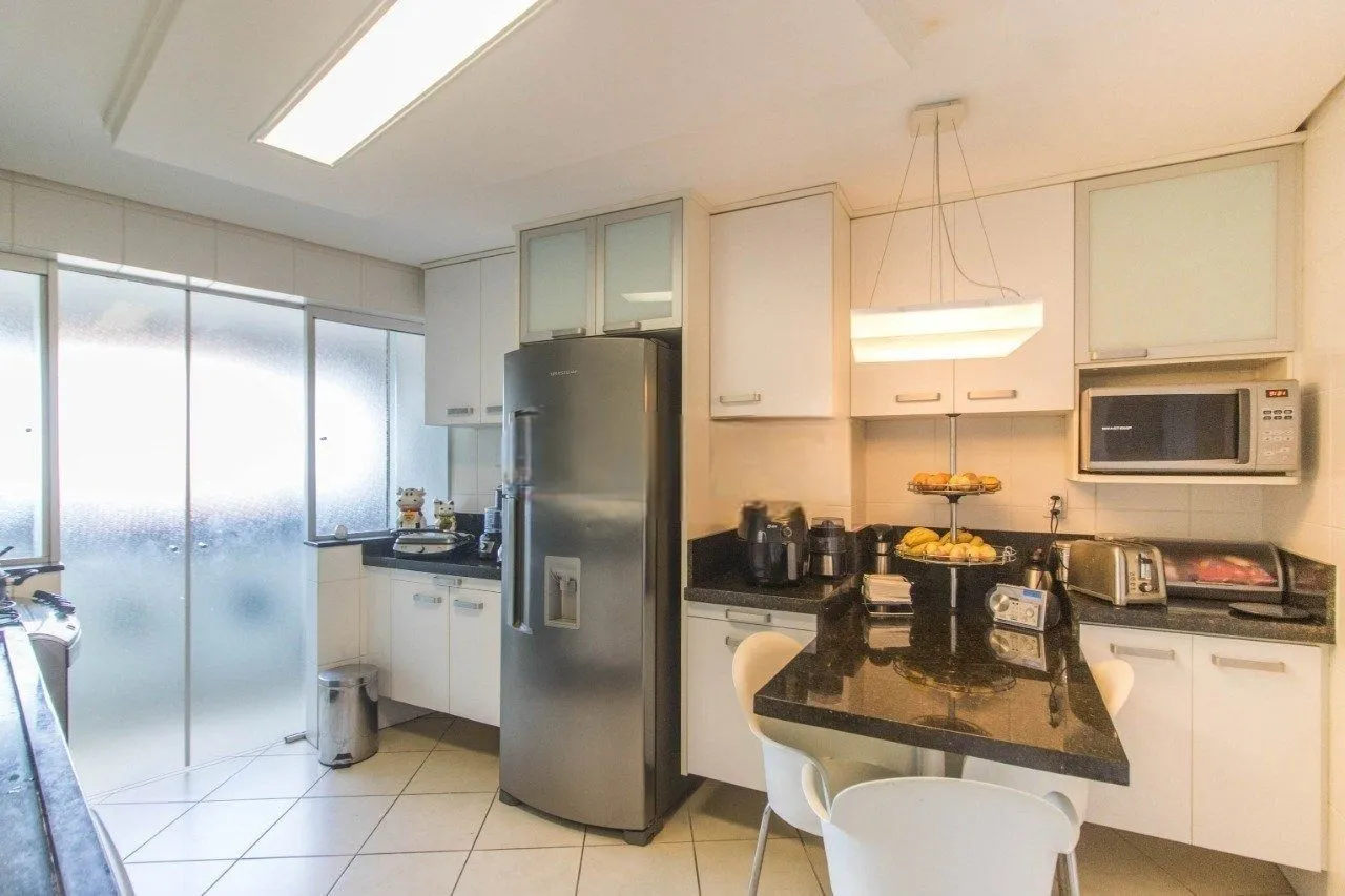 Imagem Apartamento com 3 suítes e 3 vagas de garagem no bairro Rio Branco em POA/RS