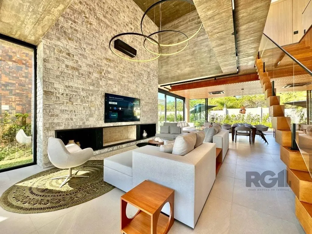 Imagem sobrado de luxo está à venda em um exclusivo condomínio à beira-mar