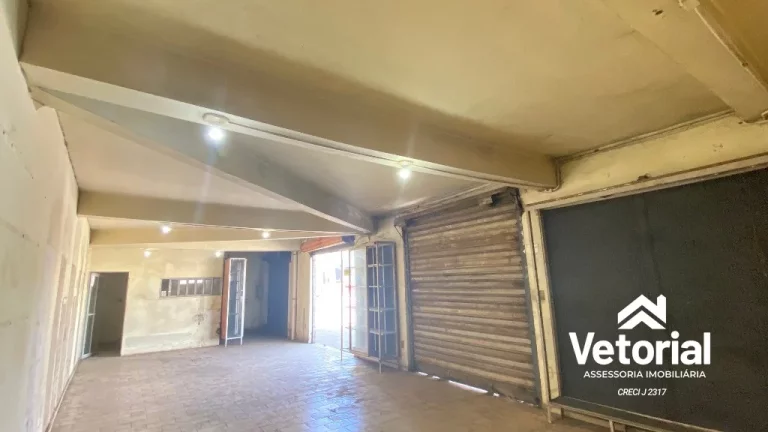 Imagem Ponto Comercial no Centro de Barreiras, formato retangular, frente ampla, 04 vagas de garagem frontal, 02 banheiros, depósito.