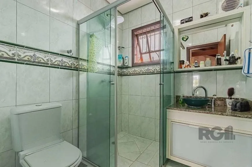 Imagem Excelente casa de 209m² com 3 dormitórios, piscina e 3 vagas de garagem.