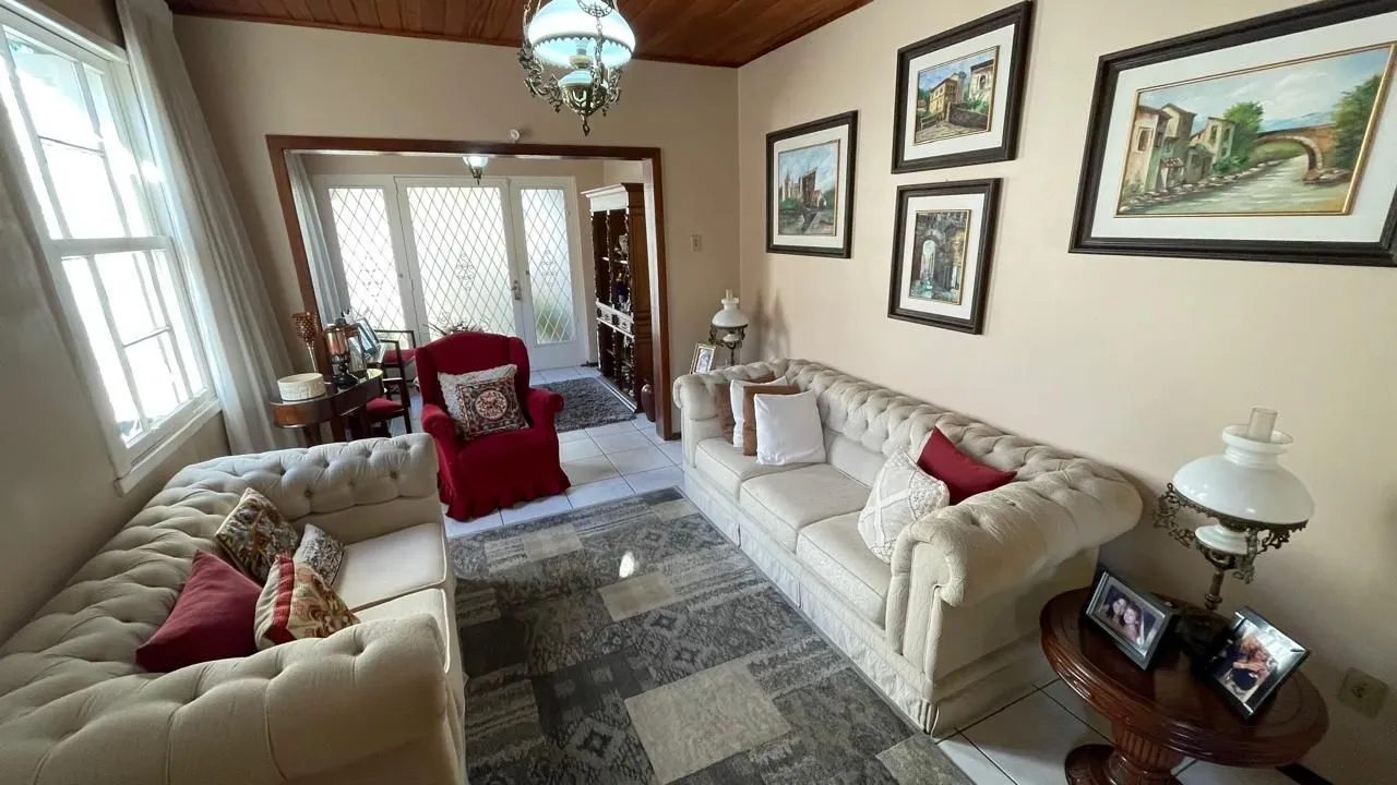 Imagem Casa com pátio com 3 dormitórios, 2 banheiros e 4 vagas.
