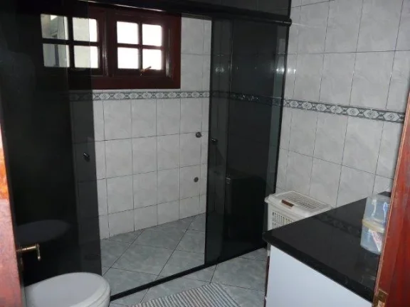 Imagem ???? Sobrado Amplo com Estilo Clássico - 4 Quartos, Suíte com Banheira e Muito Espaço!