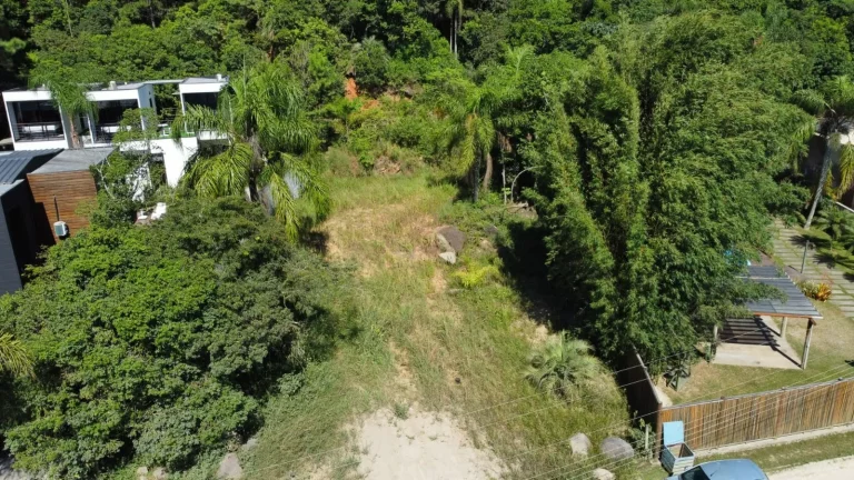 Imagem Terreno Único com Vista Deslumbrante para a Lagoa e Montanhas!