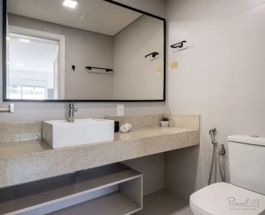 Imagem Oportunidade em Jurerê! Apartamento moderno a poucos metros da praia Este lindo apartamento à vend...