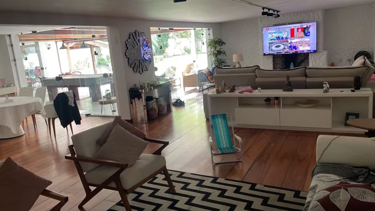 Imagem Casa de luxo à venda em São Paulo-SP, 4 quartos, 2 suítes, 3 salas, 5 banheiros, 6 vagas, 490m² no Alto de Pinheiros.