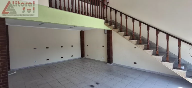 Imagem Galpão Comercial para Venda ou Locação em Praia Grande-SP, Bairro Caiçara: 1 Sala, 1 Banheiro, 64m² de Área.