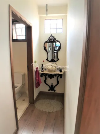 Imagem Esta encantadora casa localizada em Sousas, uma das áreas mais aprazíveis de Campinas, tem tudo qu...