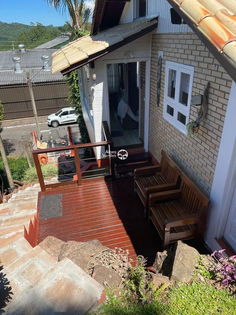 Imagem VENDE-SE CASA COM 03 QUARTOS NA CIDADE DE GRAMADO, A 05 MINUTOS DO CENTRO.