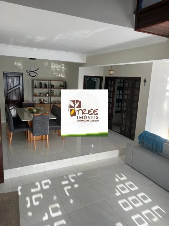 Imagem LOCAÇÃO DE SOBRADO NO ARUJAMÉRICA, EM ARUJÁ/SP, 450m² com 4 quartos, suíte com A/C, varanda, 4 salas, quintal, lavandeira e 4 vagas. CONSULTE-NOS.