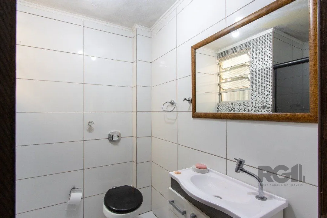 Imagem Apartamento com 70m² de área privativa, possui 3 dormitórios, sala para 2 ambientes, banheiro social, cozinha com móveis planejados e área de serviço.
