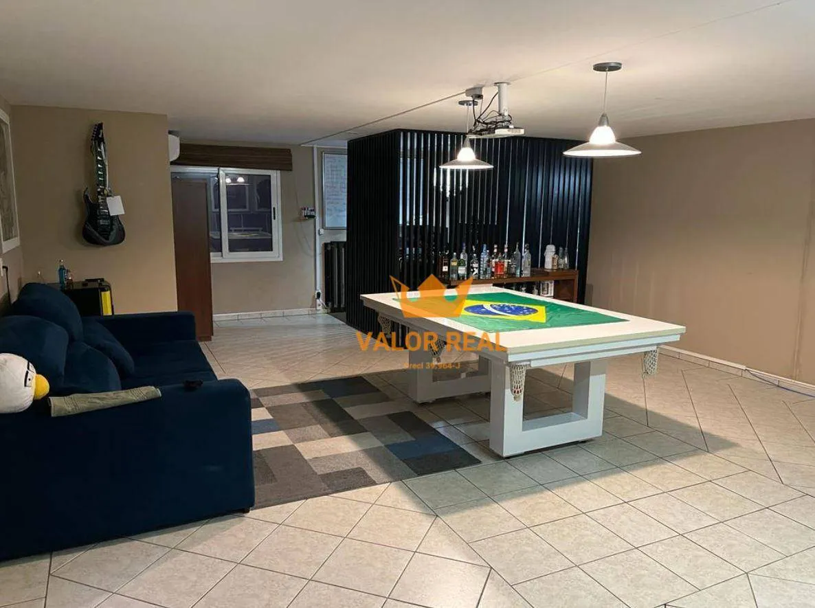 Imagem Casa de noivos em rua tranquila e com segurança. AT 394 m2, 3 Dorm, 2 Suites, Salão de Festas, R$ 790.500