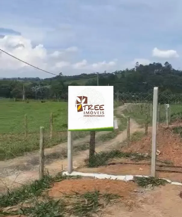 Imagem LOCAÇÃO DE CASA TÉRREA NO OURO FINO, EM SANTA ISABEL/SP, 122m² com 03 quartos, suíte, sala de estar, cozinha, quintal gramado e 04 vagas. CONSULTE-NOS