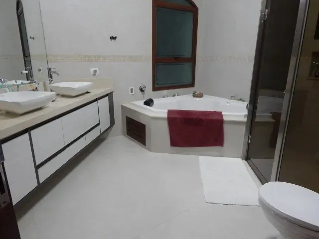 Imagem Luxuosa casa em condomínio à venda em Santana de Parnaíba, São Paulo-SP: 4 quartos, 2 suítes, 3 salas, 5 banheiros, 6 vagas, 480m².