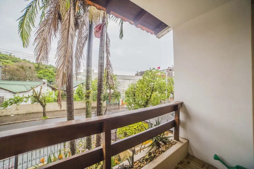 Imagem Casa de 4 dormitórios à venda no Bairro Santa Tereza - Porto Alegre