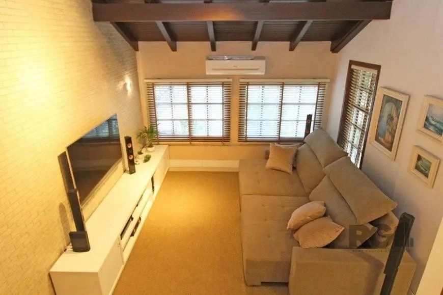 Imagem Casa 245m² - 3 dormitórios, 4 vagas no bairro Cavalhada