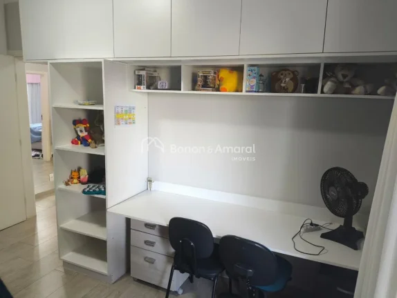 Imagem Este lindo imóvel conta com 3 dormitórios, sendo 1 suíte, todos equipados com ar-condicionado, as...
