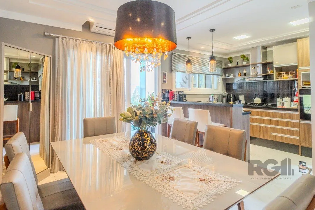 Imagem Casa de Condomínio com Arquitetura Exclusiva e Ambientes Sofisticados