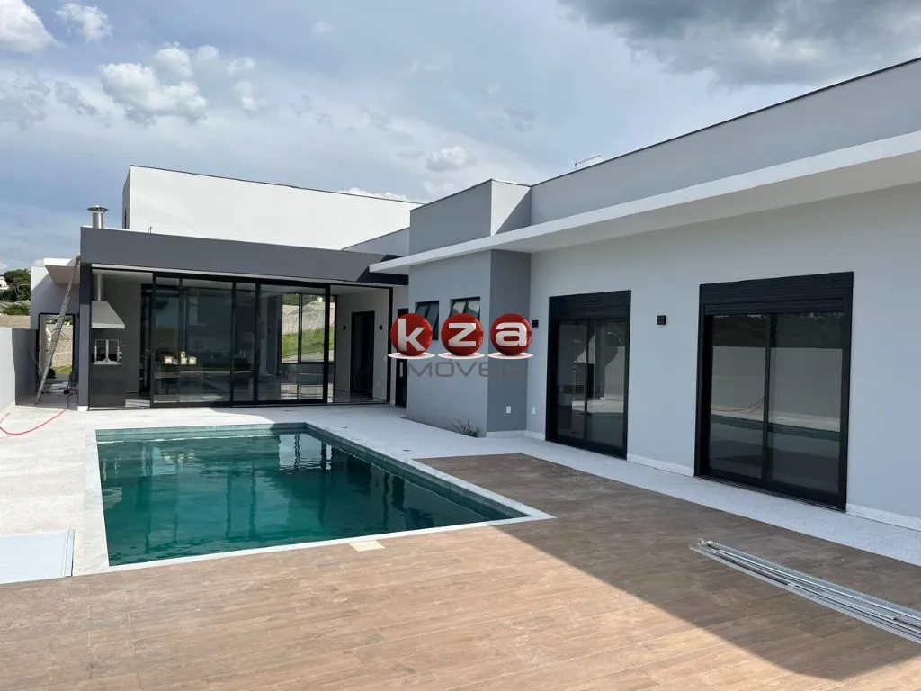 Imagem Imóvel de luxo: Casa em condomínio à venda em Vinhedo - SP, com 3 suítes, 4 salas e 310m² de área