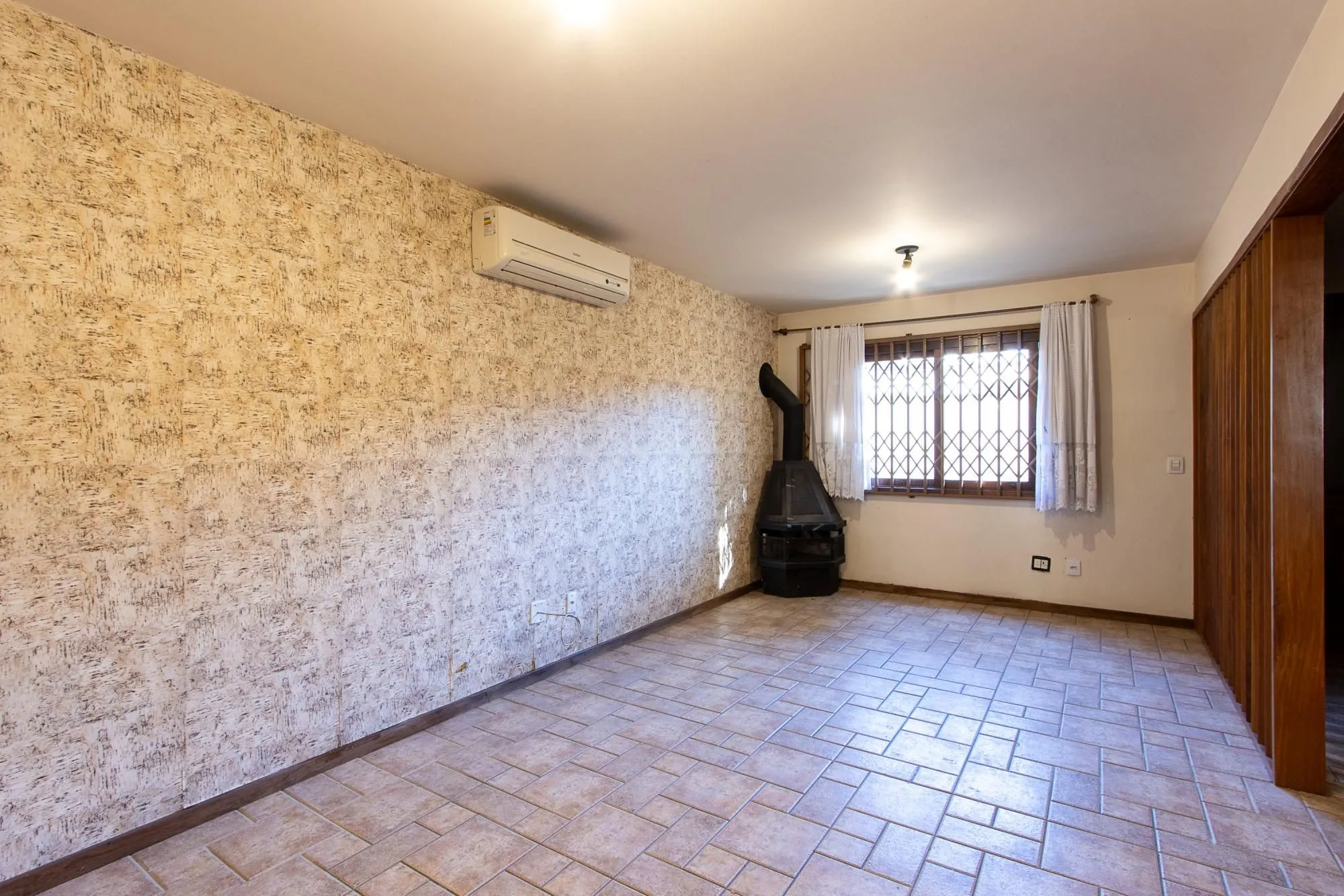 Imagem Casa 3 dormitórios, 1 suíte, 2 vagas - Bairro Camaquã