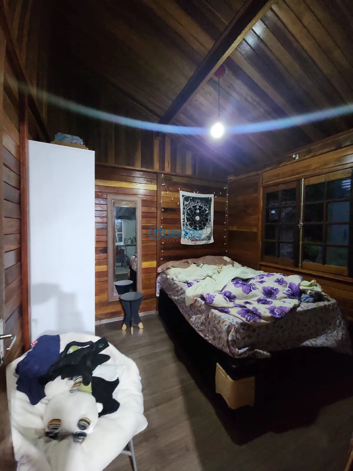 Imagem Casa em Embu das Artes, com 3 casas e 210m² por R$1.050.000 - Embu das Artes.