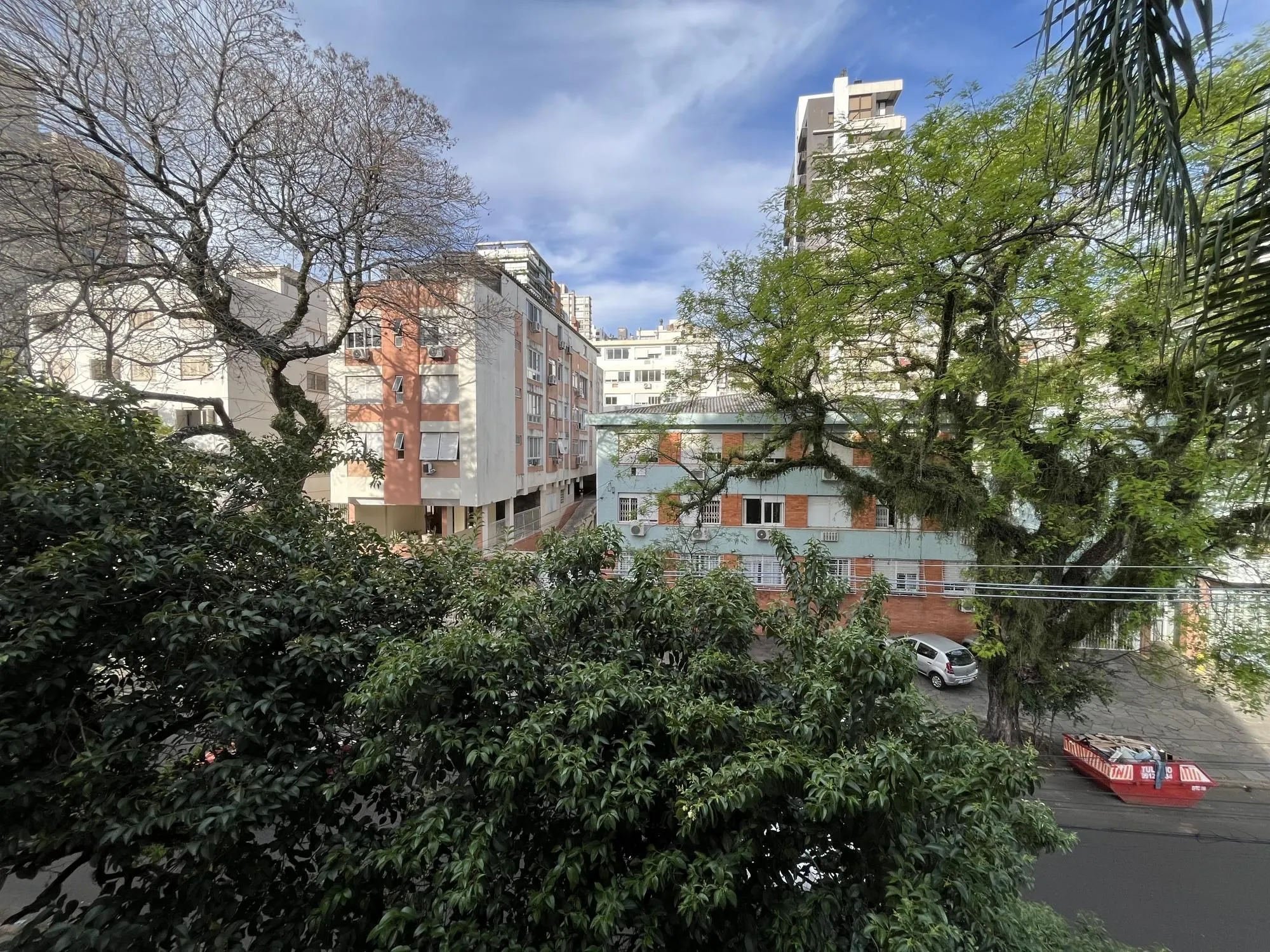 Imagem Apartamento de 3 quartos, suíte e 1 vaga de garagem no bairro Petrópolis em POA