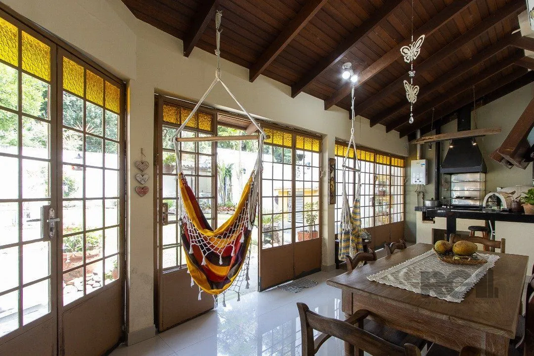 Imagem Casa para Venda - 300m², 3 dormitórios, sendo 1 suites, 4 vagas - Nonoai
