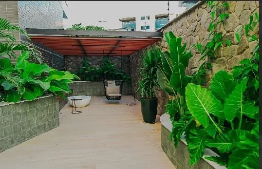 Imagem Alto Padrão com Piscina Infinita e Potencial para Airbnb - Viva ou Invista com Inteligência
