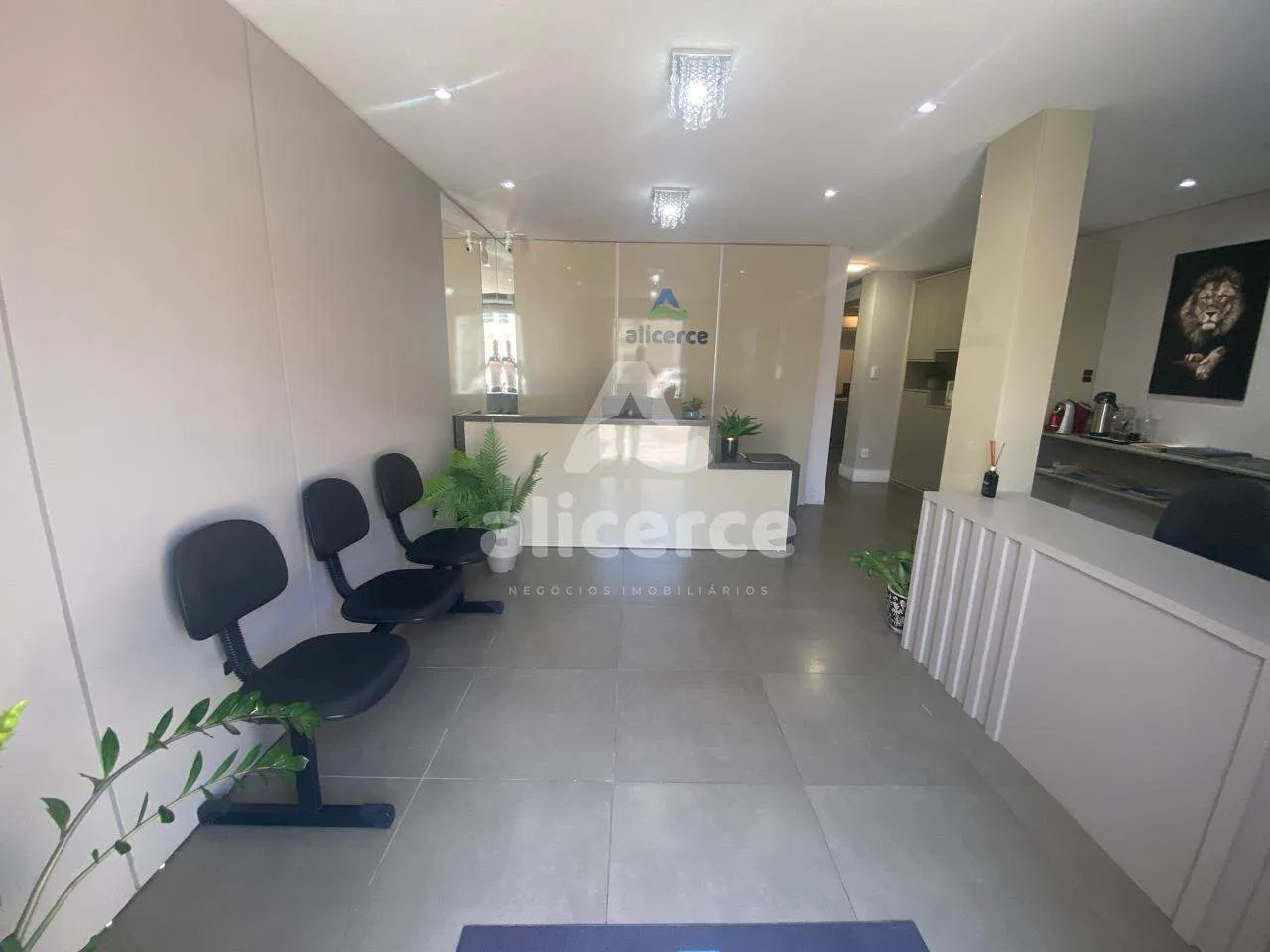 Imagem Vendemos mobila completa para escritório usada em uma sala com 140m²